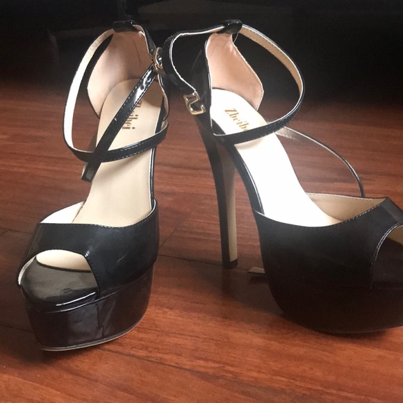 Black heels - Picture 2 of 3